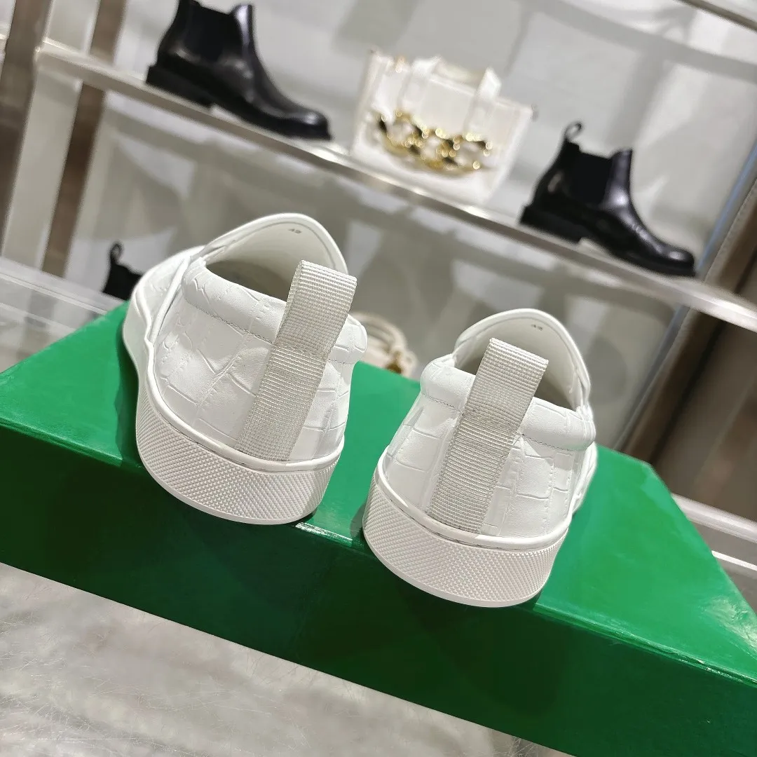 [BV] Top P: 720💰 Couple style, Size: Female 35-39, Male 39--44 (Female 40. Male 38. 45, non-refundable) Bottega Veneta 2025 new model, the highest version in the counter, Bottega Veneta counter synchronization style! Round toe braided slip-on shoes! Imported cowhide leather surface, original molded outsole! 1:1 replica! !